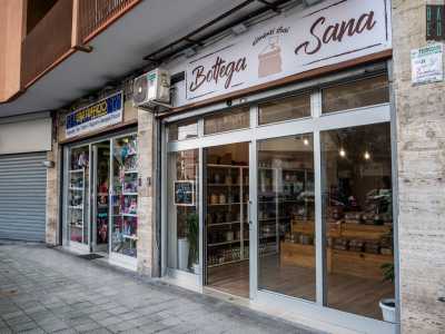 Il nostro viaggio si conclude con Bottega Sana, situata dal 2019 in via Scipione l�Africano, nella zona del Policlinico